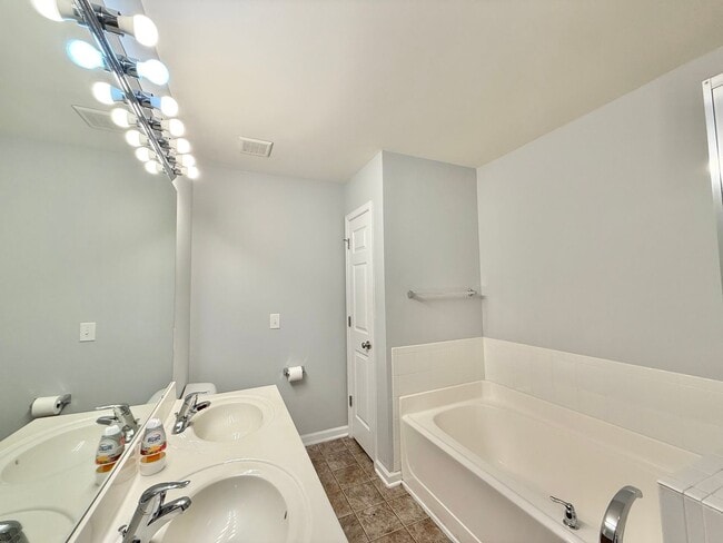 Building Photo - **OFFERING REFUNDABLE APPLICATION FEES** Charming 3BD, 2.5BA Raleigh Townhome Near Interstates an...