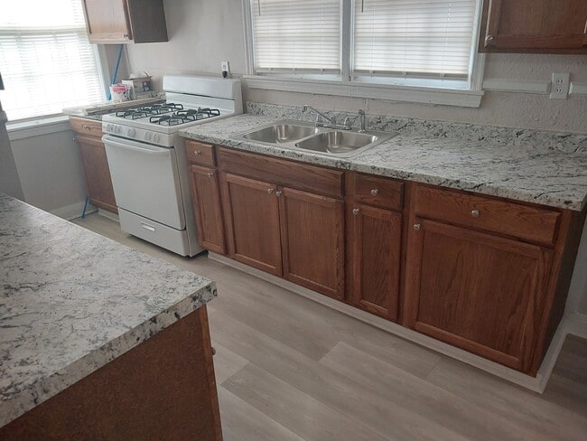 Building Photo - 1303 S Summit St