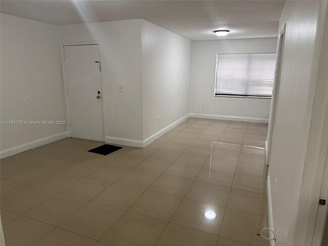 Building Photo - 1321 W 44th St