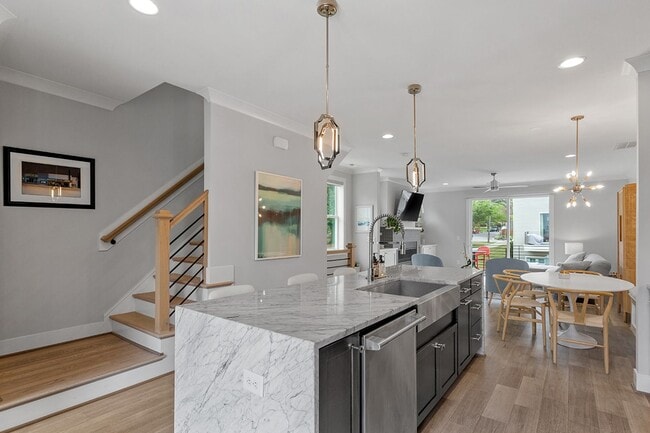 Building Photo - Stunning 3BD, 3.5BA Raleigh Townhome on a ...