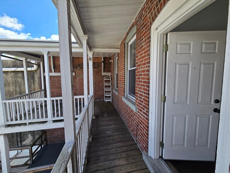 Building Photo - 584 Main St