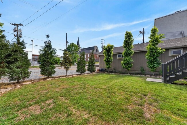 Building Photo - 3 Bedroom 2 Bath Duplex For Rent in Historic Downtown Clarksville!