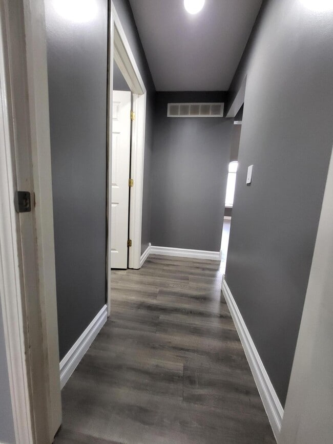 Building Photo - 7851 Thornhill Dr