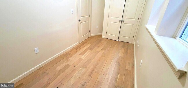 Building Photo - 1219 W Silver St