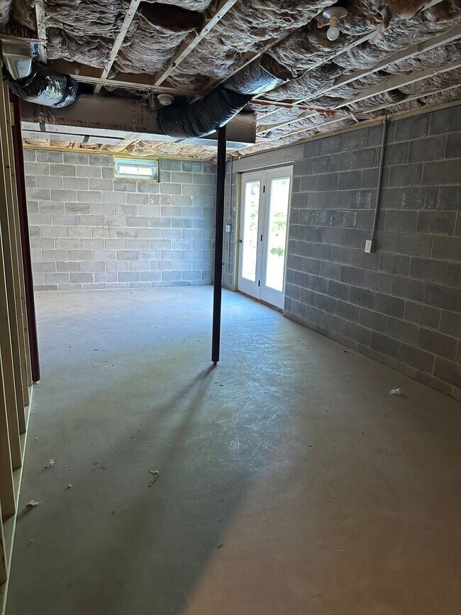 Building Photo - Newer Boalsburg house available September!!