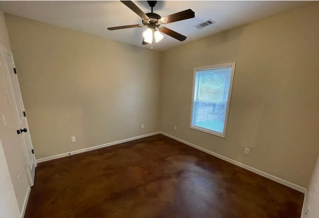 Building Photo - 2 bedroom/2 bath