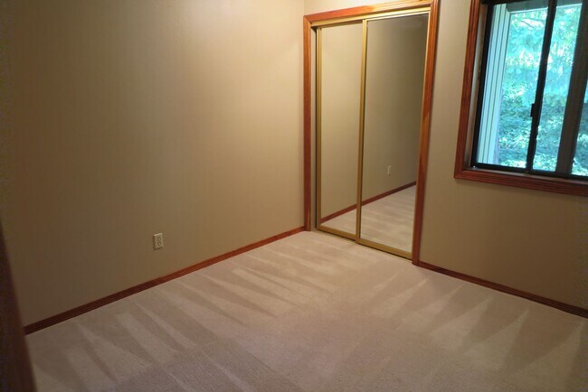 Building Photo - Secluded Lake Oswego Condo at Mountainside...