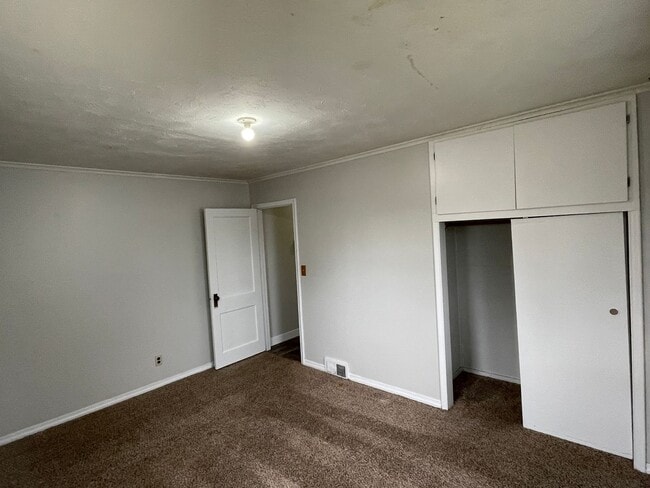 Building Photo - 2 Bedroom, 1 Bath Upstairs Unit for Rent