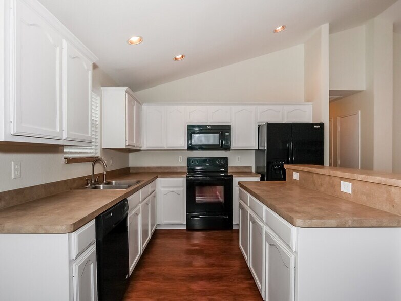 Building Photo - 913 Honey Locust Ln