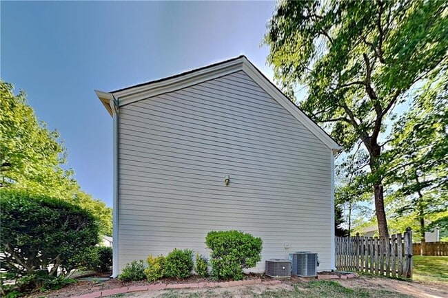 Building Photo - 2215 Traywick Chase