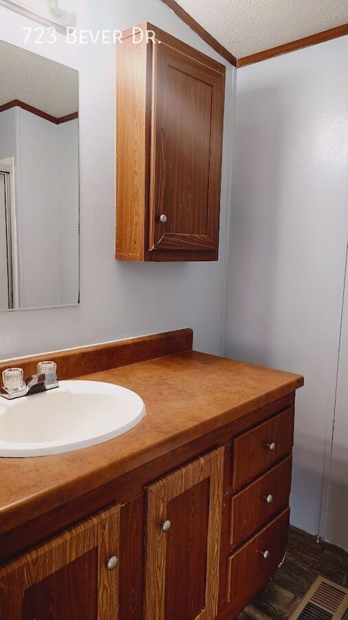 Building Photo - 723 Bever Dr