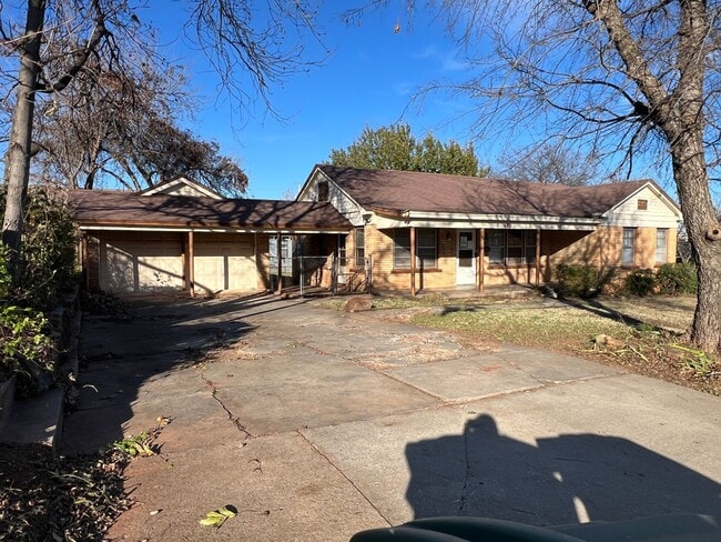 Building Photo - Start The New Year Here! 3 Bedroom, 1 Blk. So.of UCO