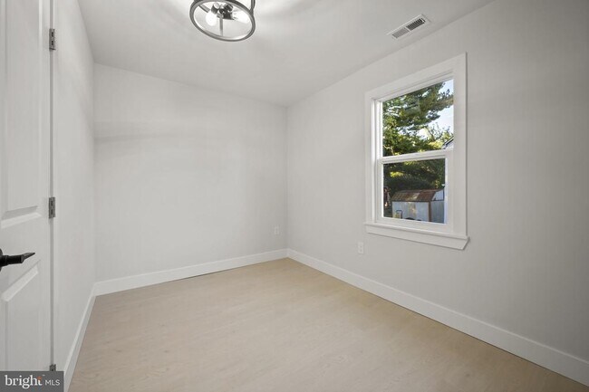 Building Photo - 821 S Woodlynn Rd
