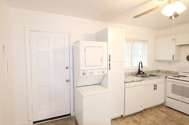 Building Photo - 3006 Manor Dr