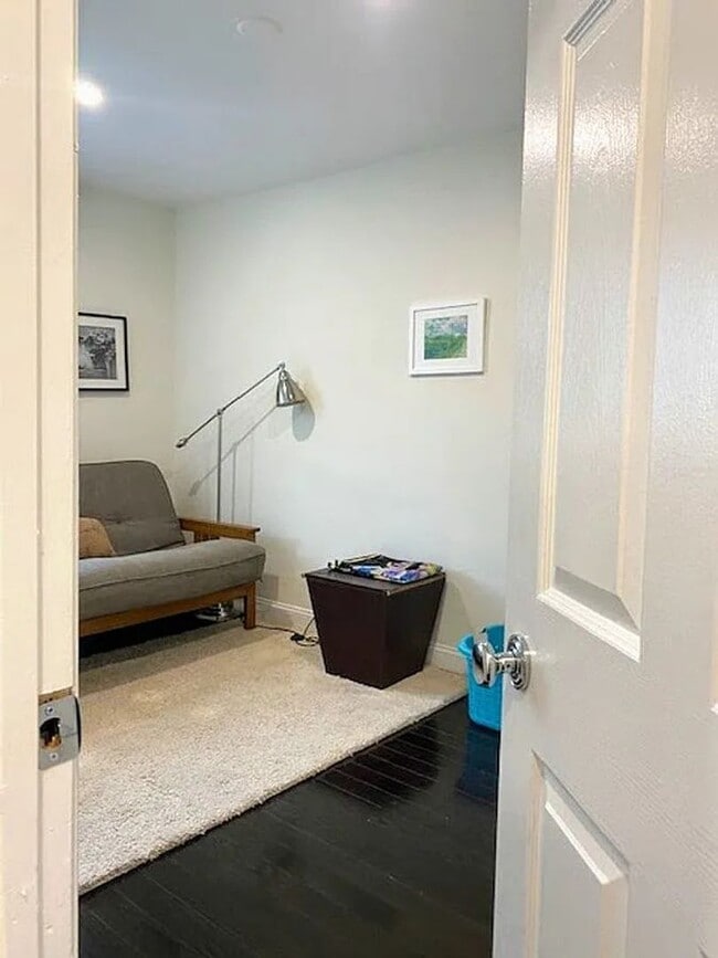 Building Photo - Brentwood Beauty