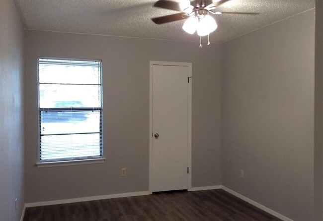 Building Photo - 1620 W Braker Ln