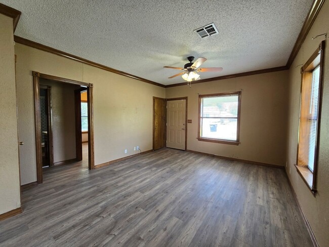 Building Photo - Charming 2 bedroom, 1 bathroom home