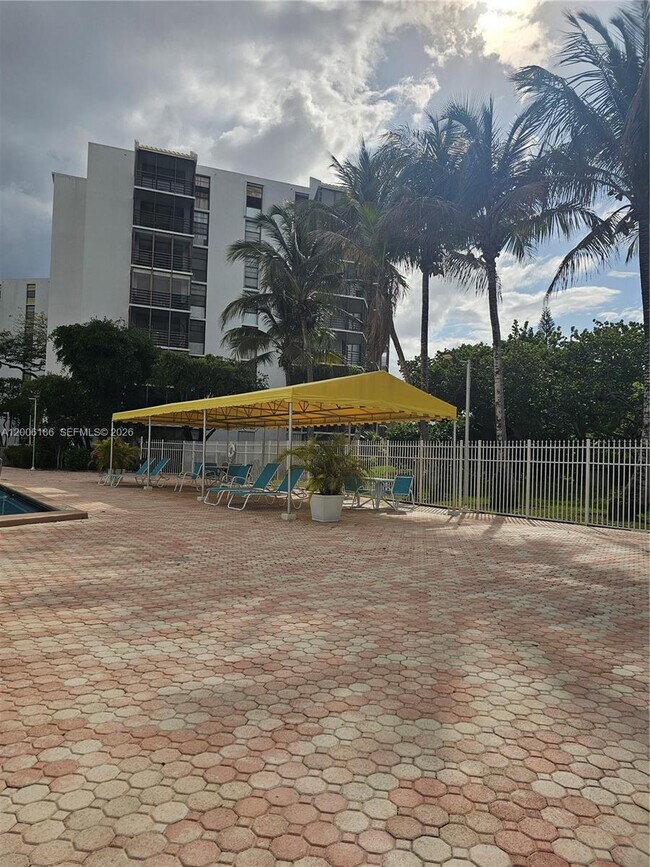 Building Photo - 20500 W Country Club Dr