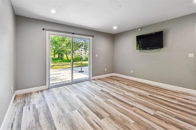 Building Photo - 6005 Lakeside Dr