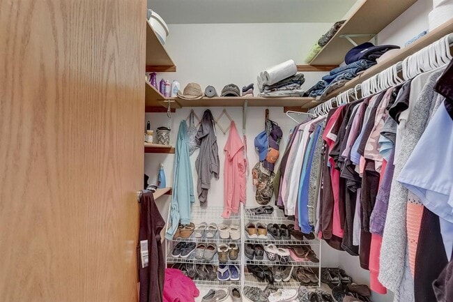 Building Photo - Punzel Sapphire Clarmar