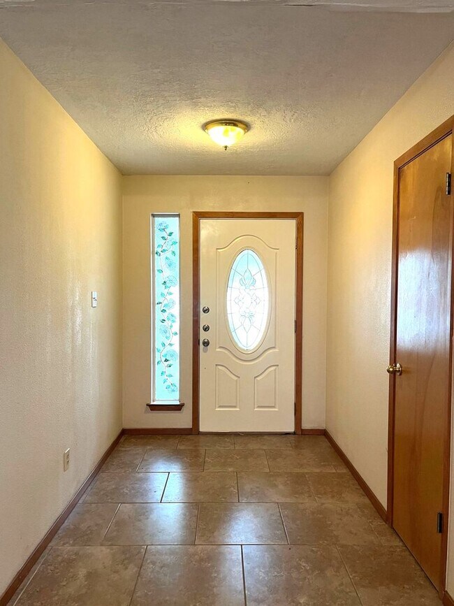 Building Photo - 917 Seminole Dr