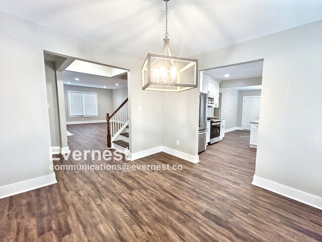 Building Photo - 4-Room Home in Prime Location Near Schools...