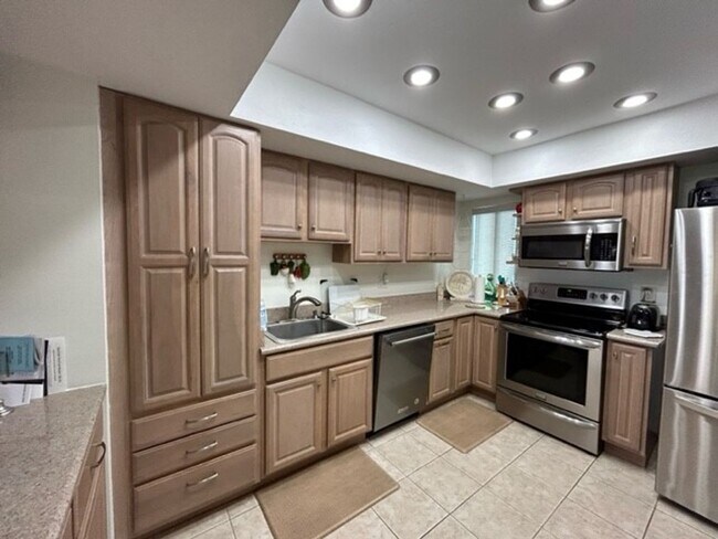 Building Photo - Venice, FL MACARTHUR BEACH Gated Comm. 2/2...