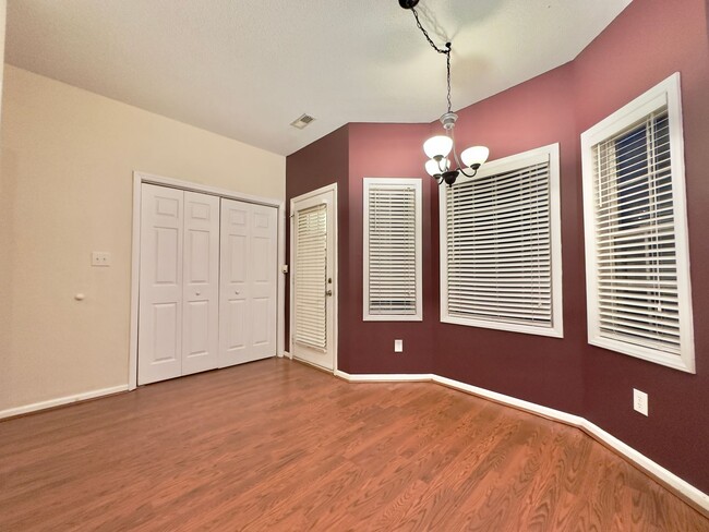 Building Photo - Charming Townhouse in Prime Morrisville Lo...