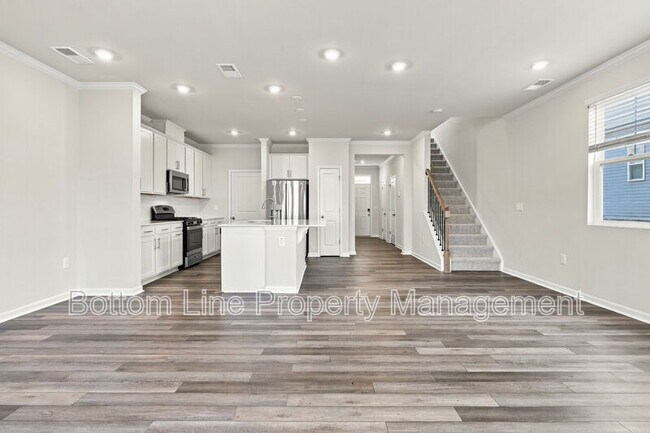 Building Photo - 5811 Woodlawn Dr