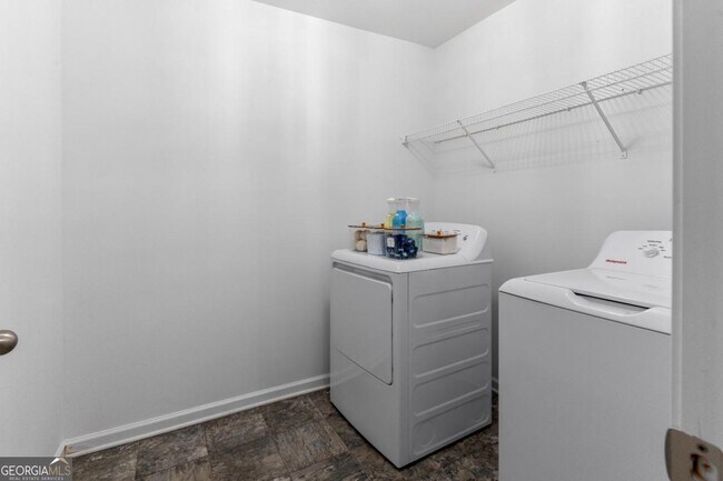 Building Photo - 2896 S Hills