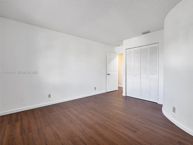 Building Photo - 931 SW 150th Ave