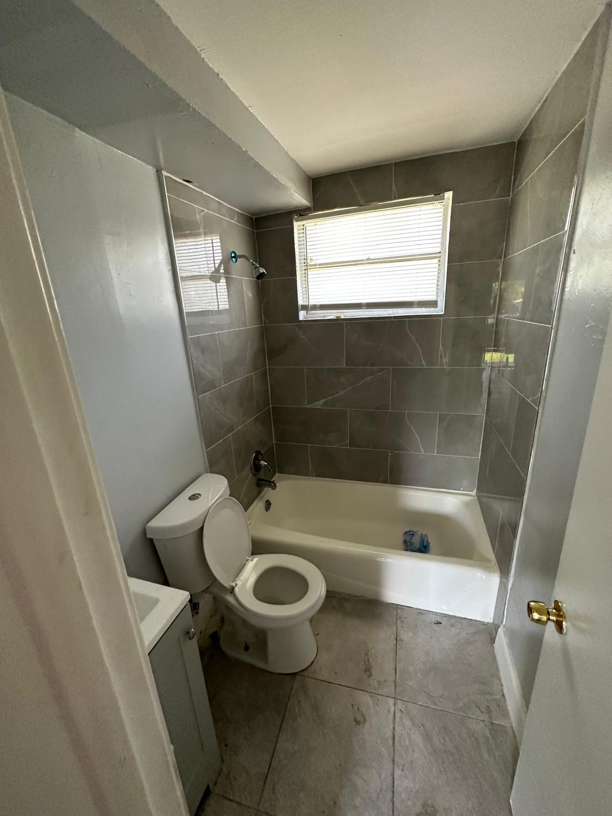 Building Photo - 1305 W 6th St