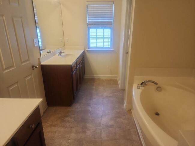 Building Photo - Spacious 4-Bedroom, 3-Bathroom Home in a L...