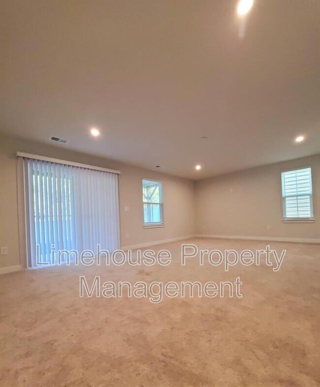 Building Photo - 946 Gabion Wy