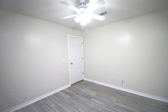 Building Photo - 3BR/2BA North Pensacola Brick Home with Bonus Room, Vaulted Ceilings & Privacy-Fenced Backyard Ne...