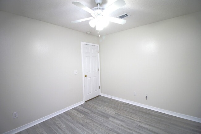 Building Photo - Spacious 3BD/2BA Brick Home Near UWF with ...