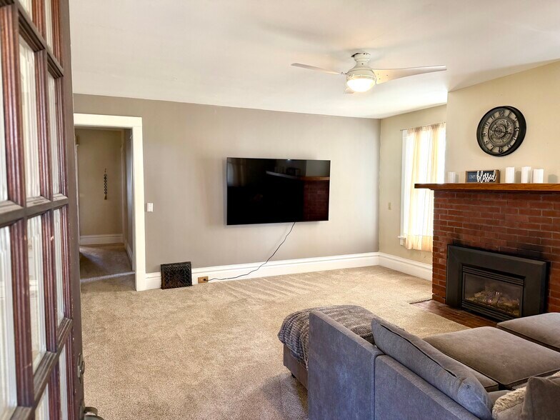 Building Photo - 323 S Janesville St