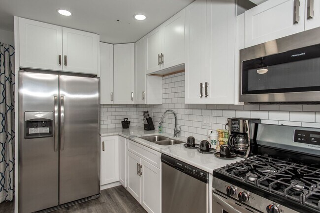 Building Photo - NEWLY RENOVATED 2BDRM TOWNHOMES