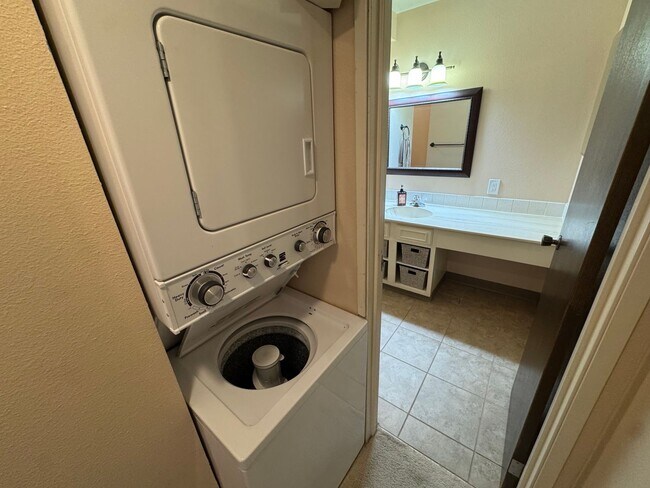 Building Photo - Spacious single bedroom condo in SE Denver