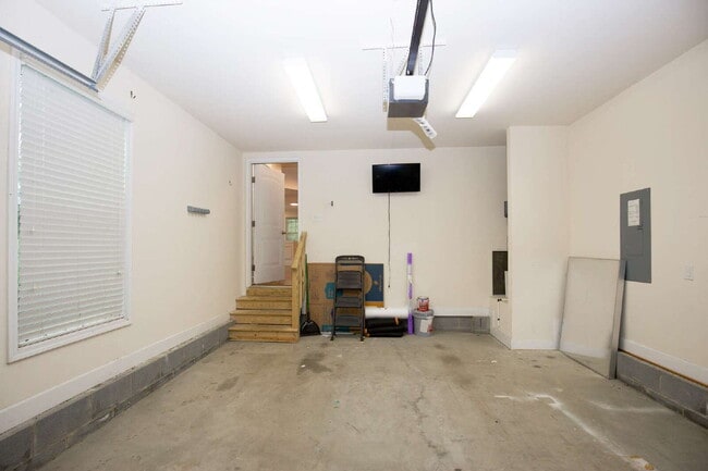 Building Photo - Charming 3 bed, 2.5 bath home with bonus t...