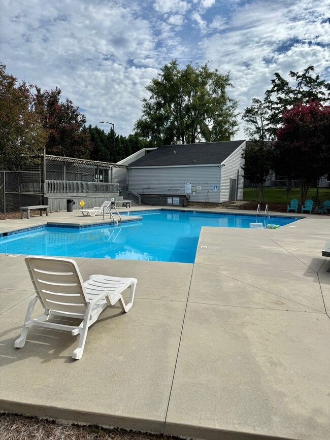 Building Photo - Fully Renovated 2 Bed, 2 Bath Ground-Floor...
