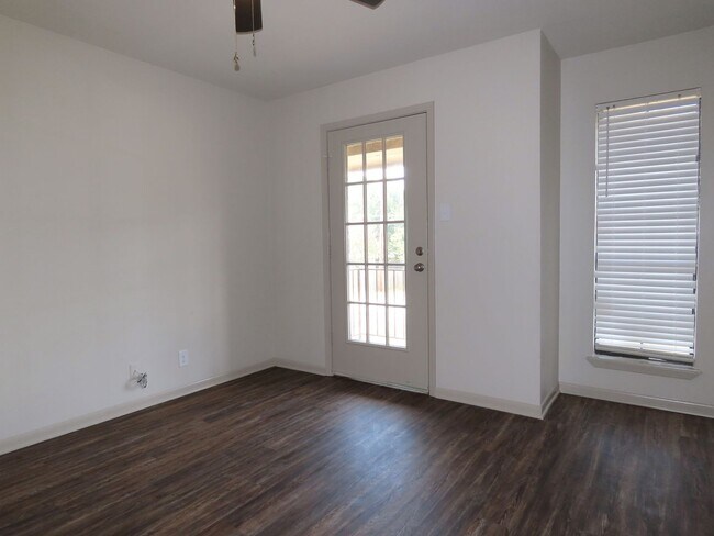 Building Photo - Remodeled in 2024! Gorgeous 3 Bdrm., 2 Bath Duplex in Whitehouse ISD!
