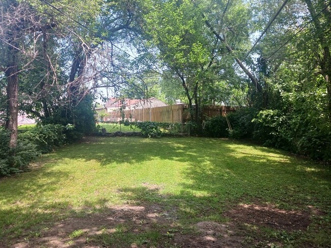 Building Photo - Newly refreshed 2bdr/1bdt house in Kansas ...