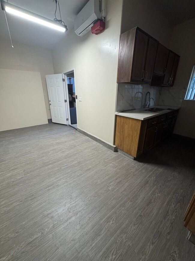 Building Photo - 2 Bedroom ADU in Ontario