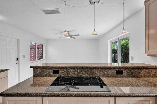 Building Photo - 1418 NE 56th Ct