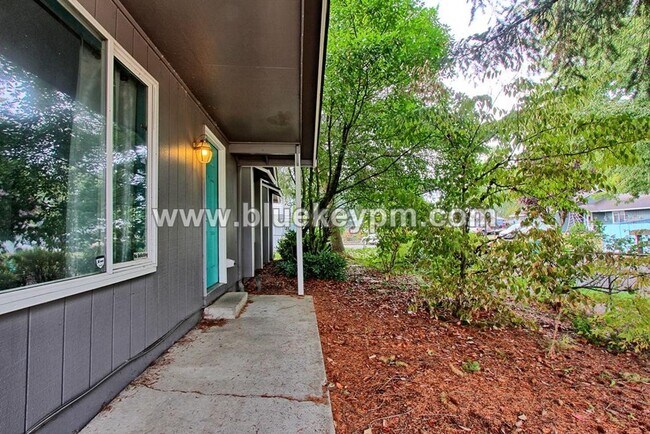 Building Photo - 3 Bed, 2 Bath Home Off SR 500 at NE 54th A...