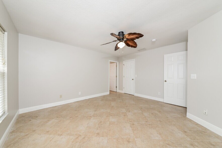 Building Photo - 12147 Warwick Cir