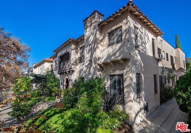 Building Photo - 126 N Sycamore Ave