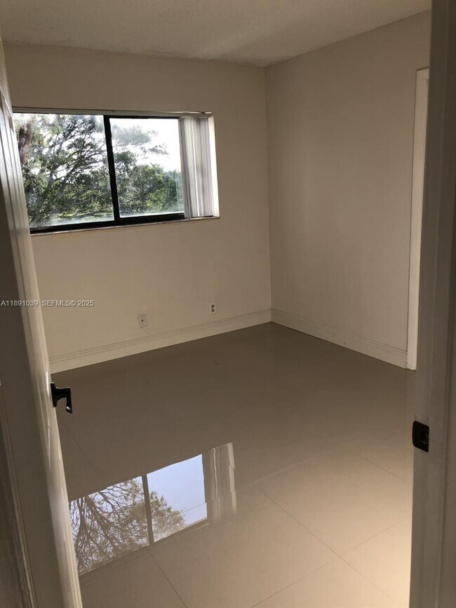 Building Photo - 151 Lakeview Dr