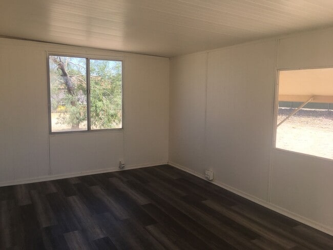 Building Photo - 3 Bedroom, 2 Bathroom Home